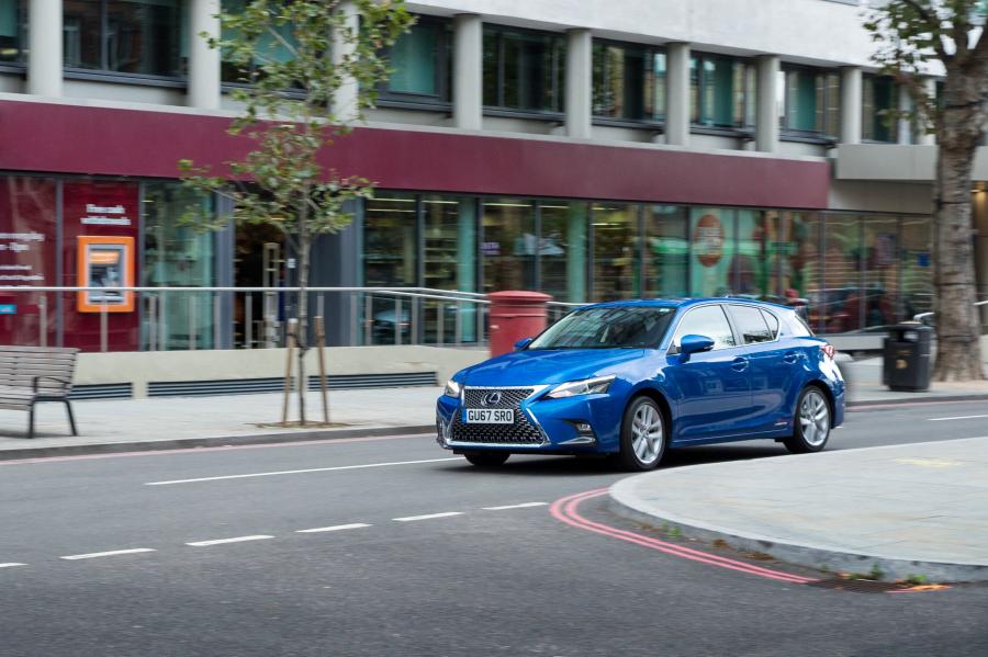  Lexus CT200h 2017 года  (UK) (фото 30 из 38)